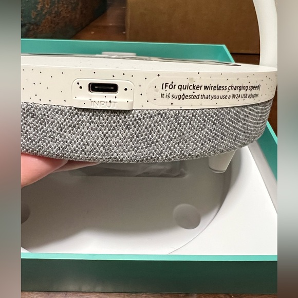 New Ezvalo Wireless Charger Music Lamp - Picture 4 of 6